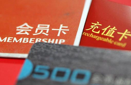 上海爷叔现身被大量股民围观