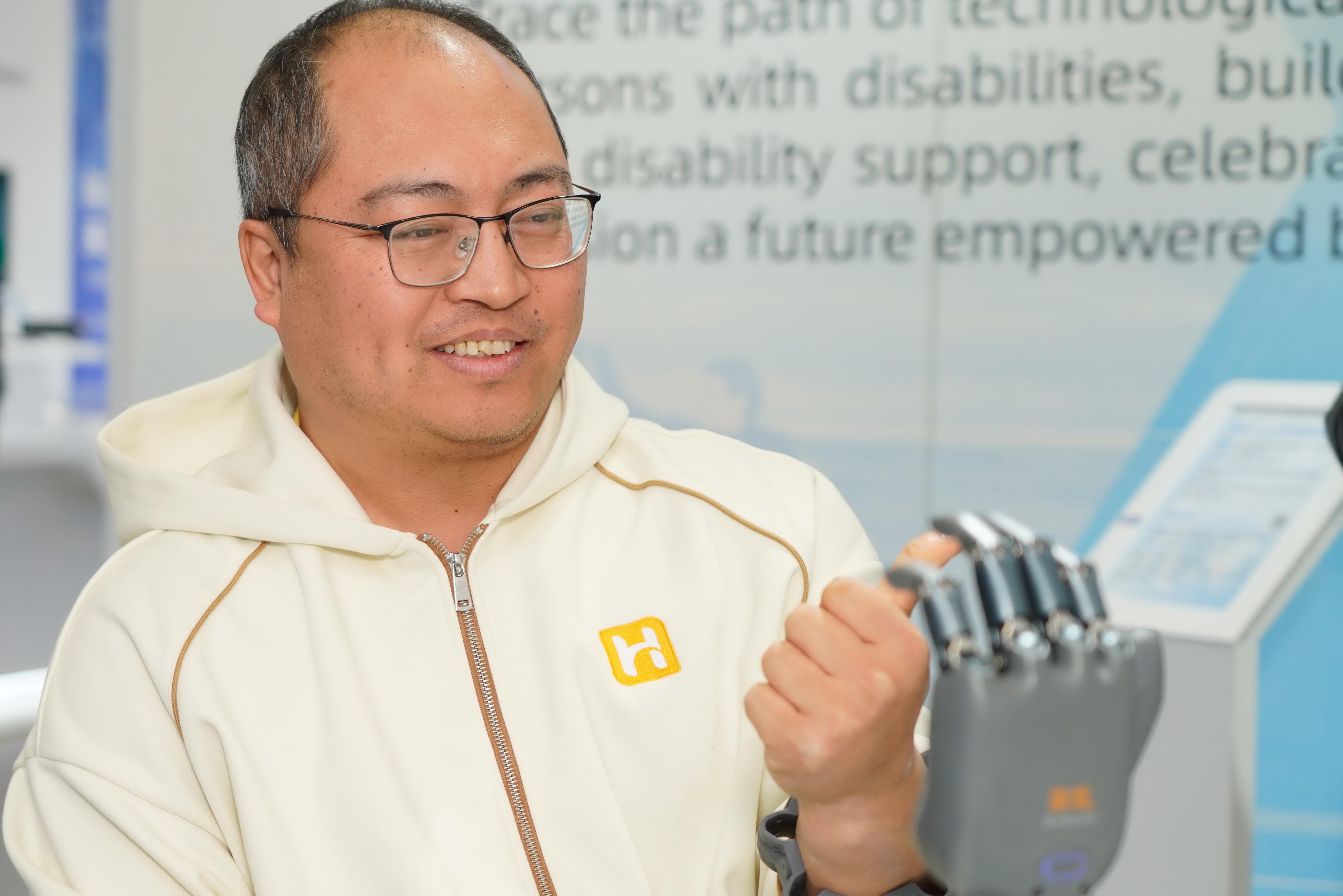 海军舰艇编队抵达香港 开启开放参观和文化交流活动