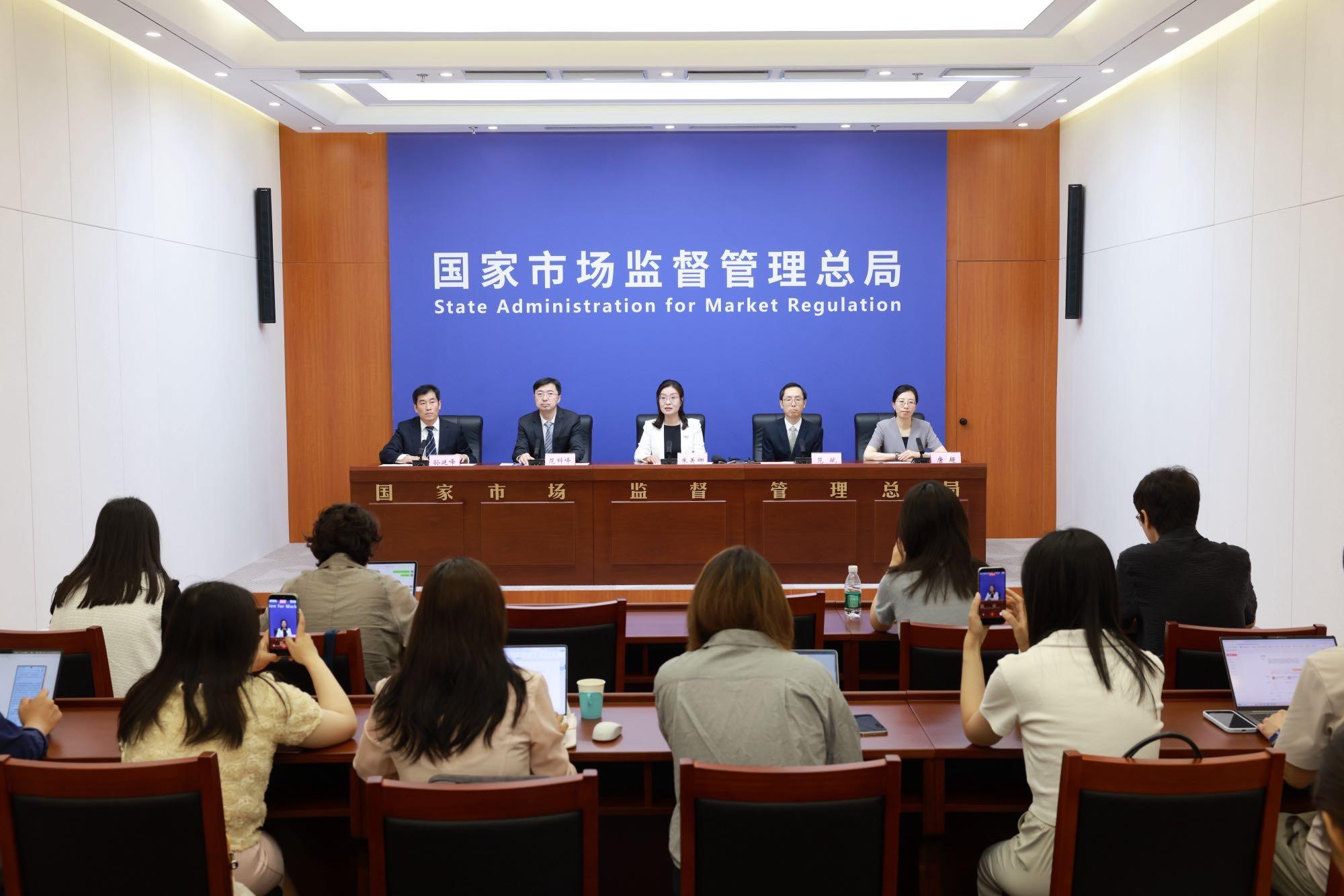 习近平等为受表彰的全国“两优一先”代表颁奖