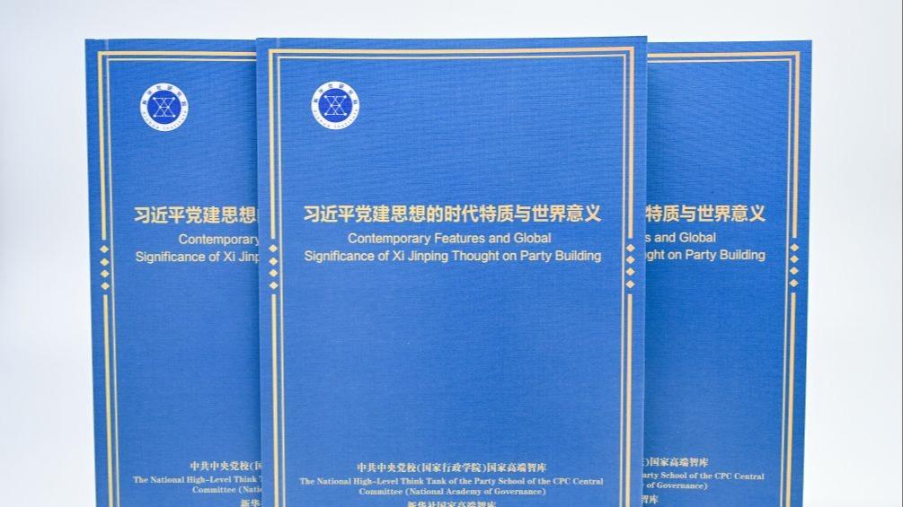 教师在幼儿园内驾车撞倒名孩子致死